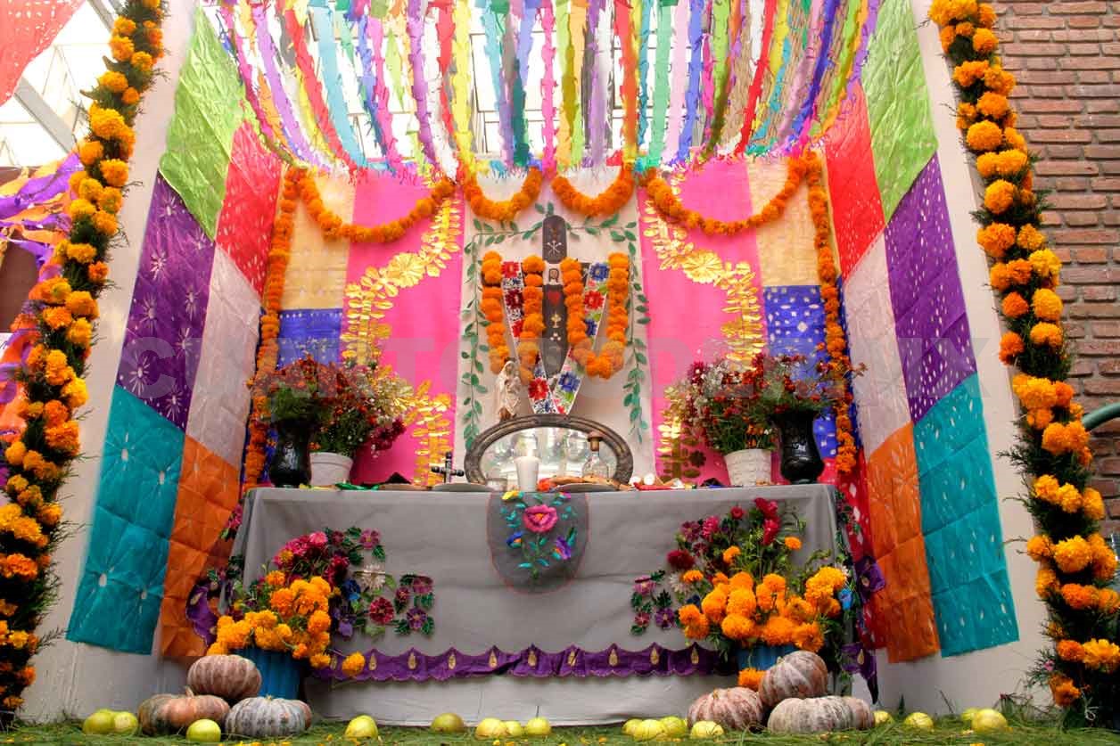 La tradición Zoque revive el Día de Muertos con altares en tres niveles en Chiapas