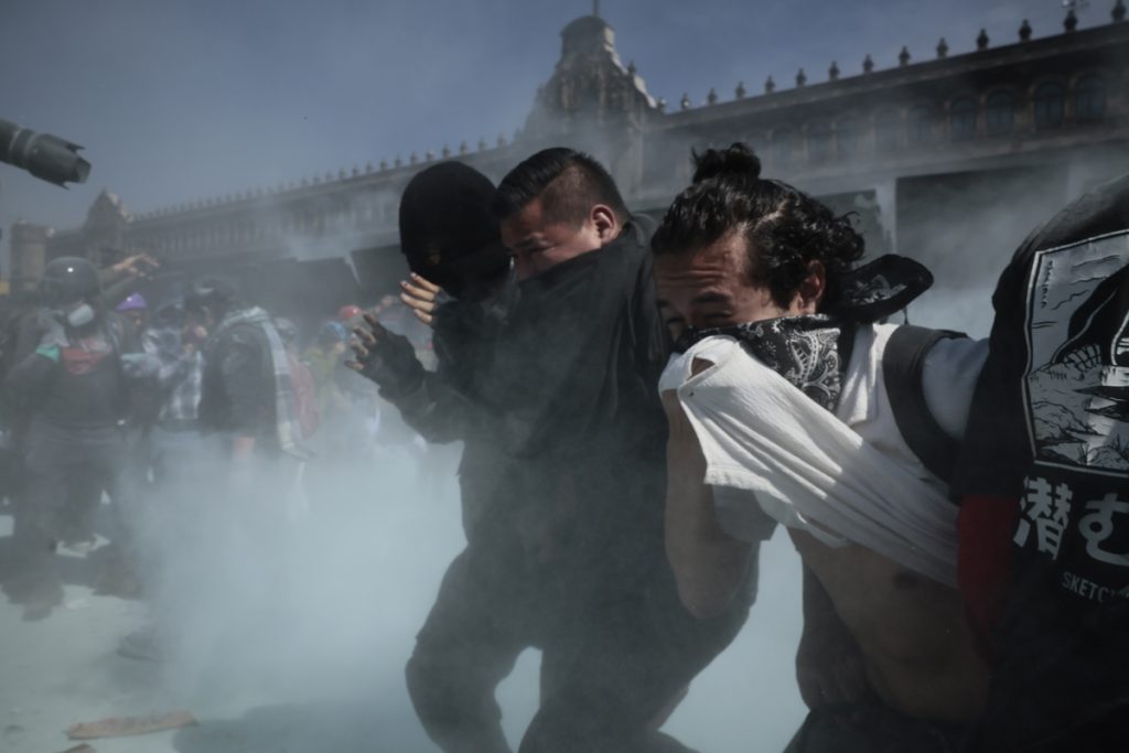 Suman 14 policías hospitalizados tras marcha del sábado; 26 ya fueron dados de alta