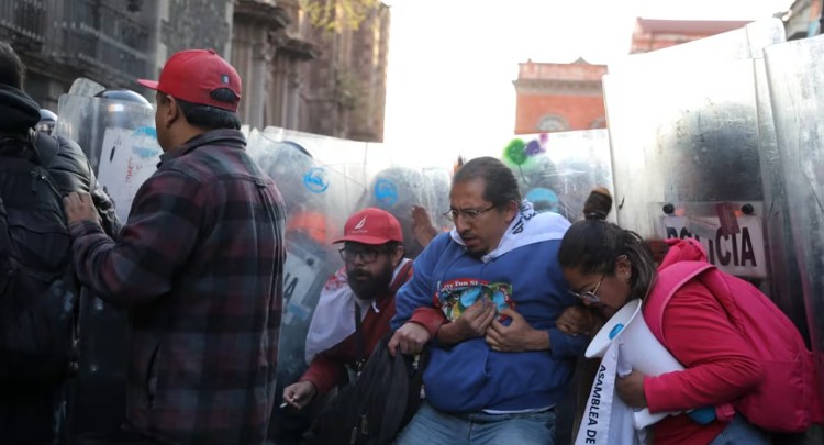 Maestros de la CNTE protestan e intentan derribar vallas que rodean Palacio Nacional