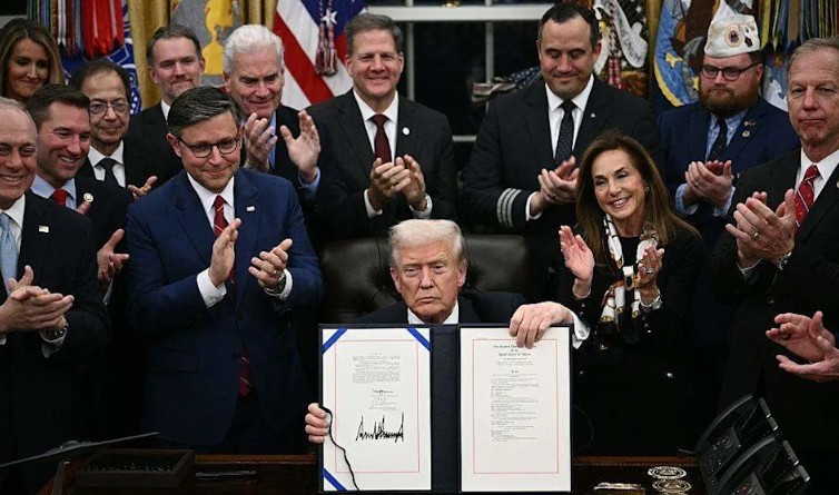 Trump firma una ley de gastos para poner fin al cierre de Gobierno más largo de EU