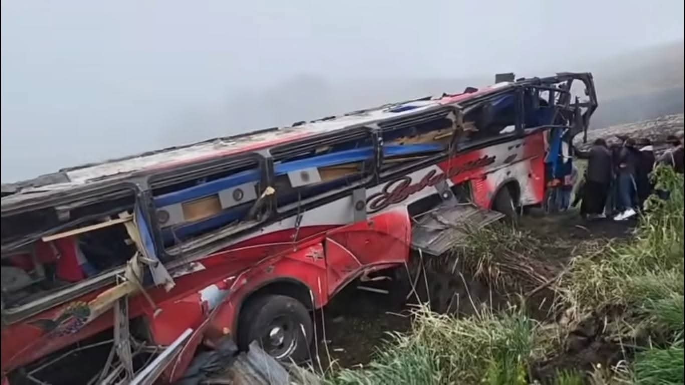 Ascienden a 21 muertos y 40 heridos las víctimas por accidente de bus en ladera en Ecuador