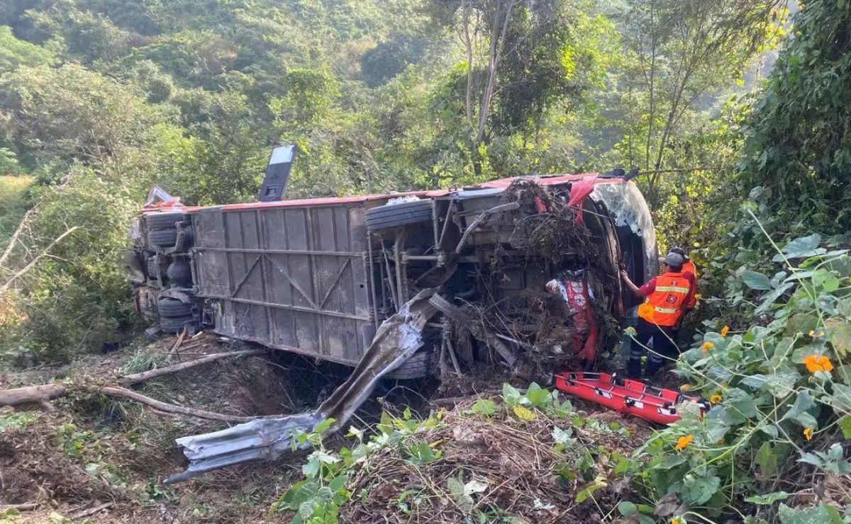 Choque en super carretera a Puerto Escondido deja al menos un muerto