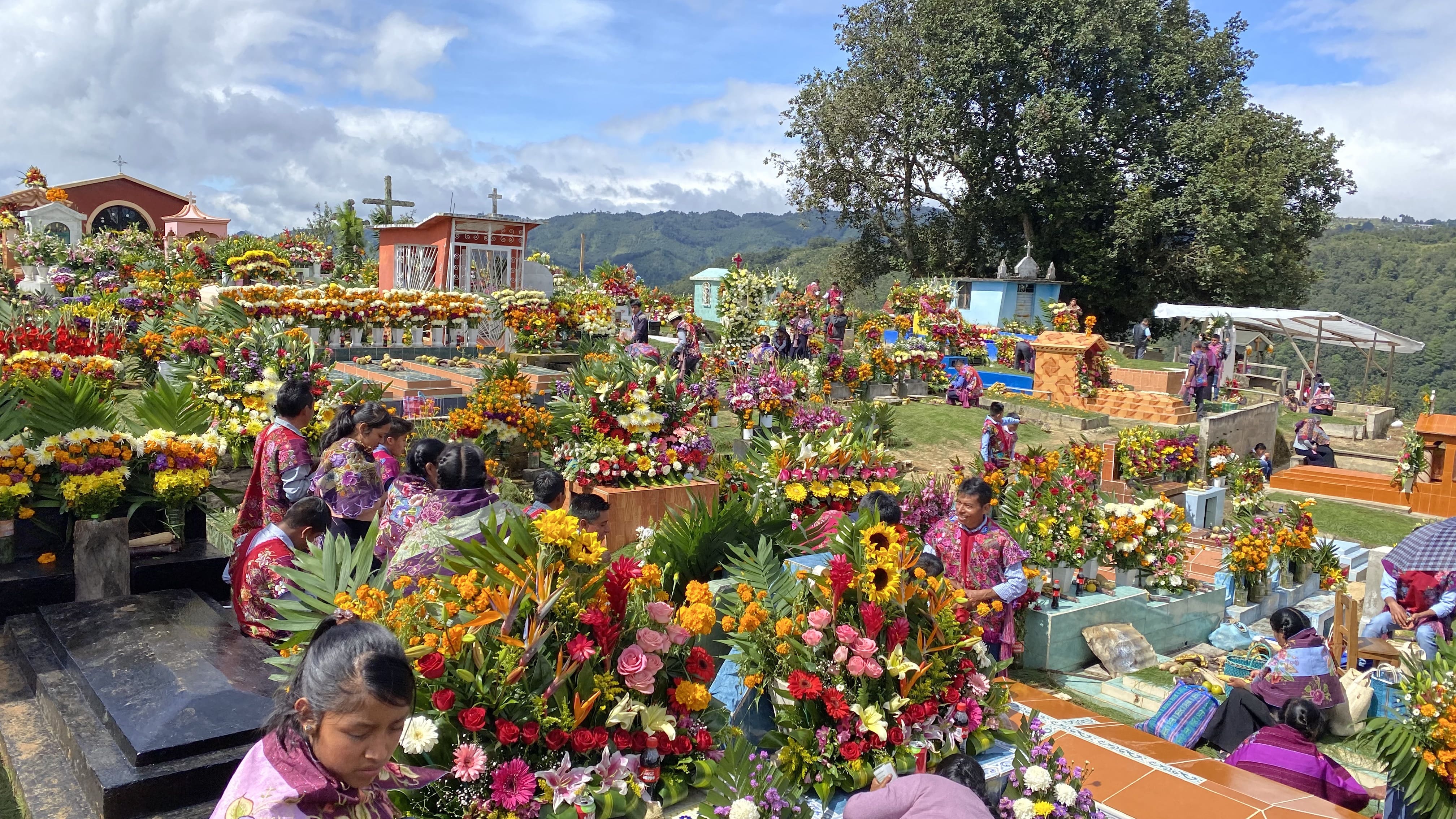 Récord de asistencia en panteones chiapanecos durante el Día de Muertos
