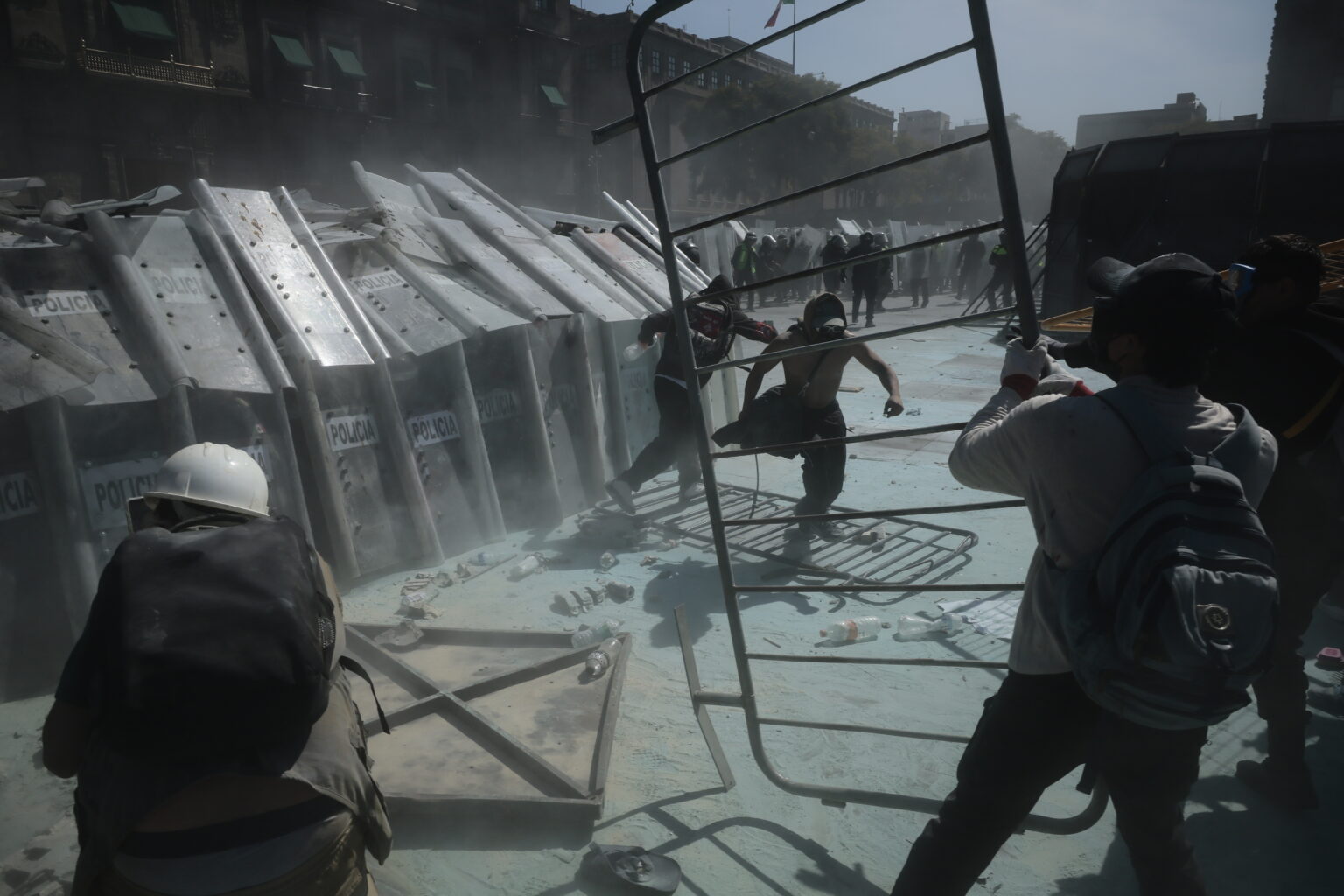 Permanecen hospitalizados 14 policías tras marcha en la CDMX