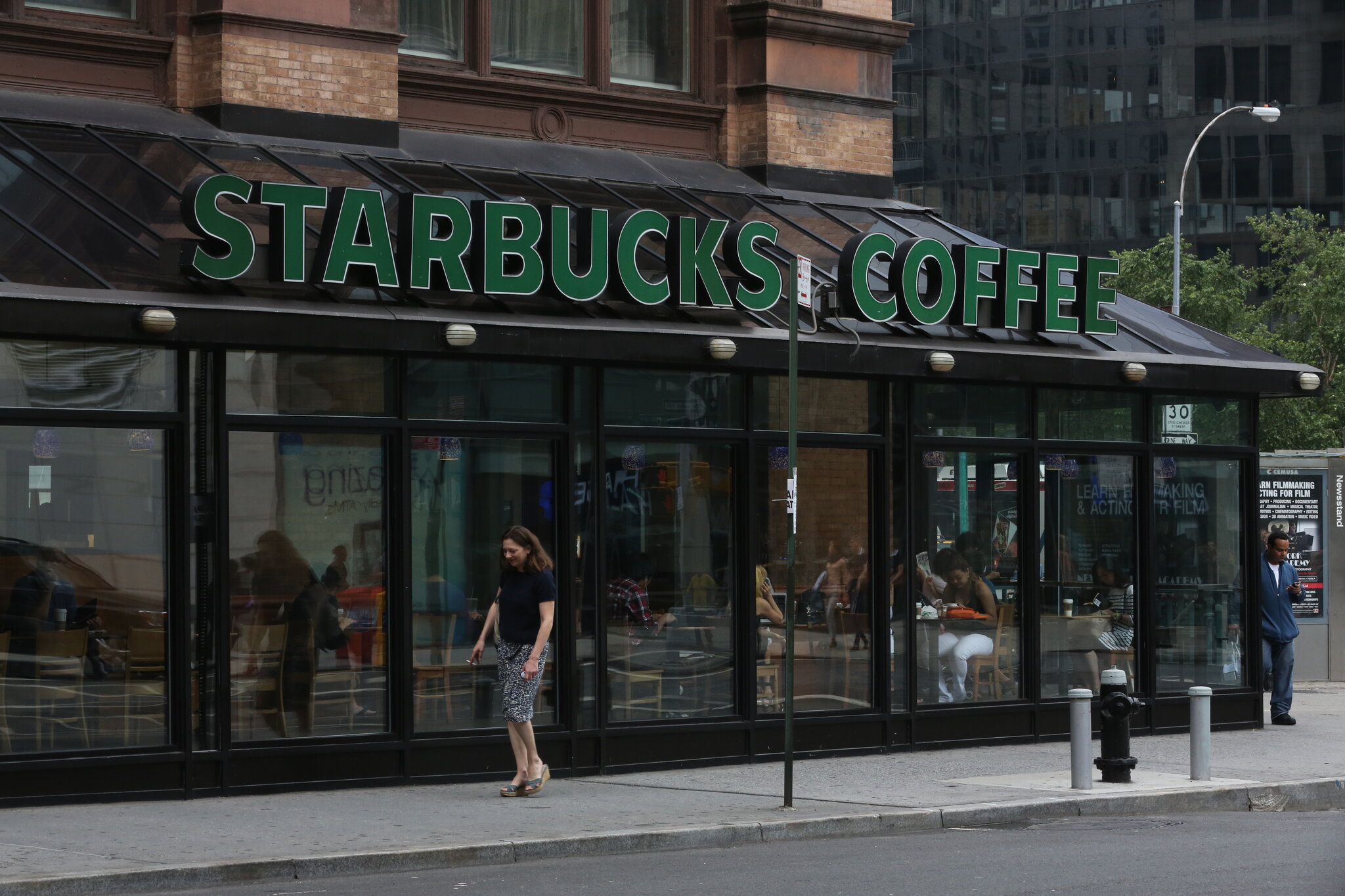 Nueva York y Starbucks acuerdan pago millonario por violar derechos de trabajadores