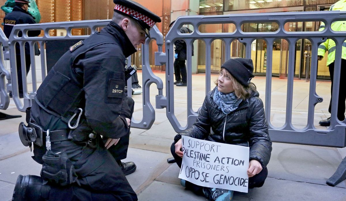 Detienen a Greta Thunberg en Londres por protestar contra detención de activistas pro Palestina