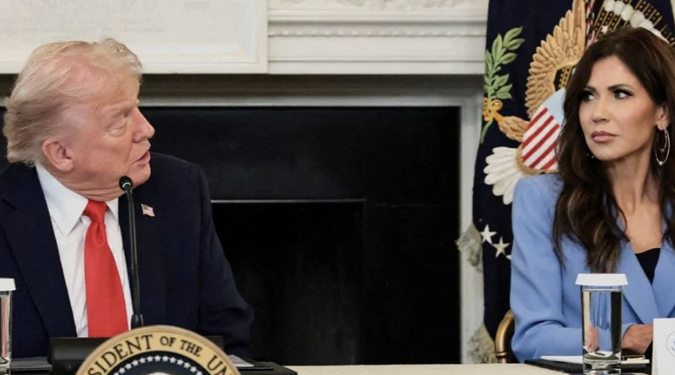 Noem insta a Trump a prohibir viajar a EE. UU. a personas de países que enviaron «invasores»