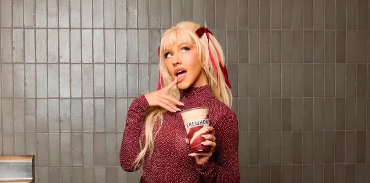 Christina Aguilera luce casi irreconocible en outfit de transparencias y celebra 45 años