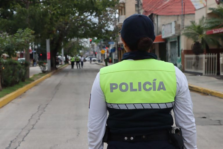 Ayuntamiento de Playa del Carmen atiende presencia de resina en vialidad de la avenida 30