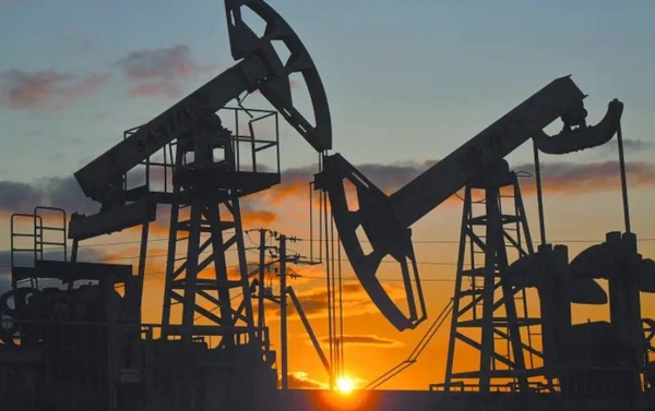 Precios del petróleo suben con atención en negociaciones de la guerra en Ucrania