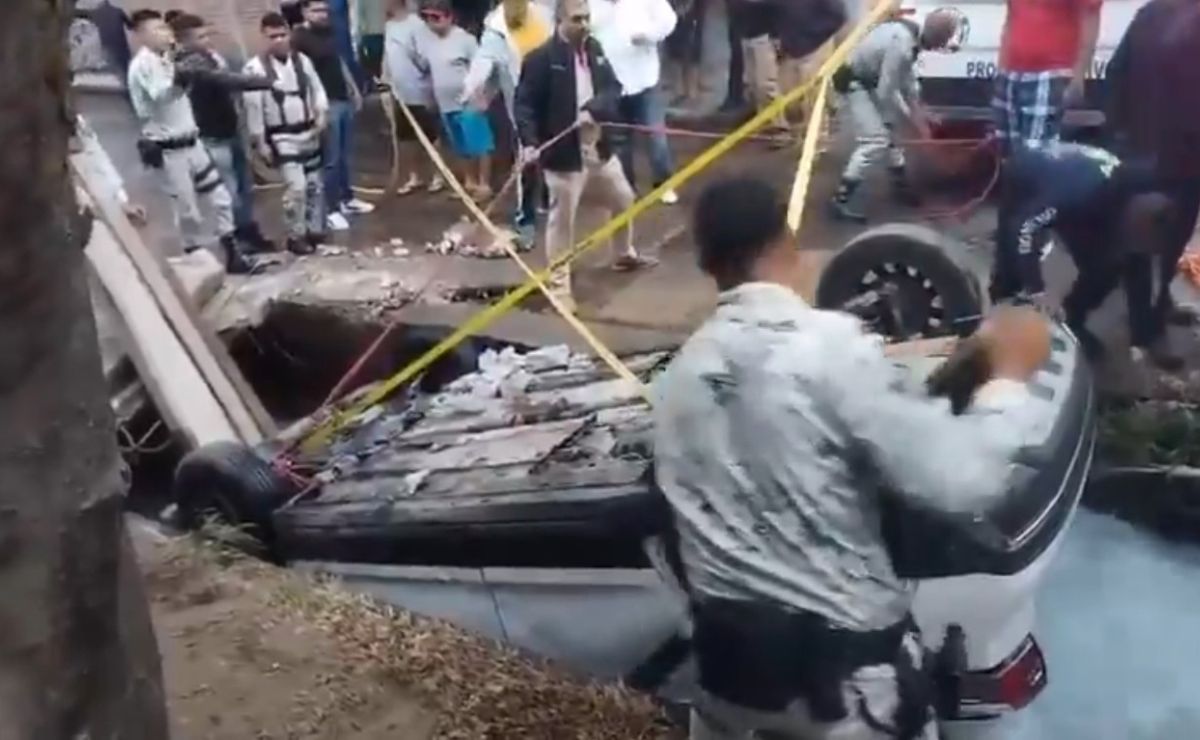 Auto vuelca y cae a canal de riego en Morelos; hay 4 muertos