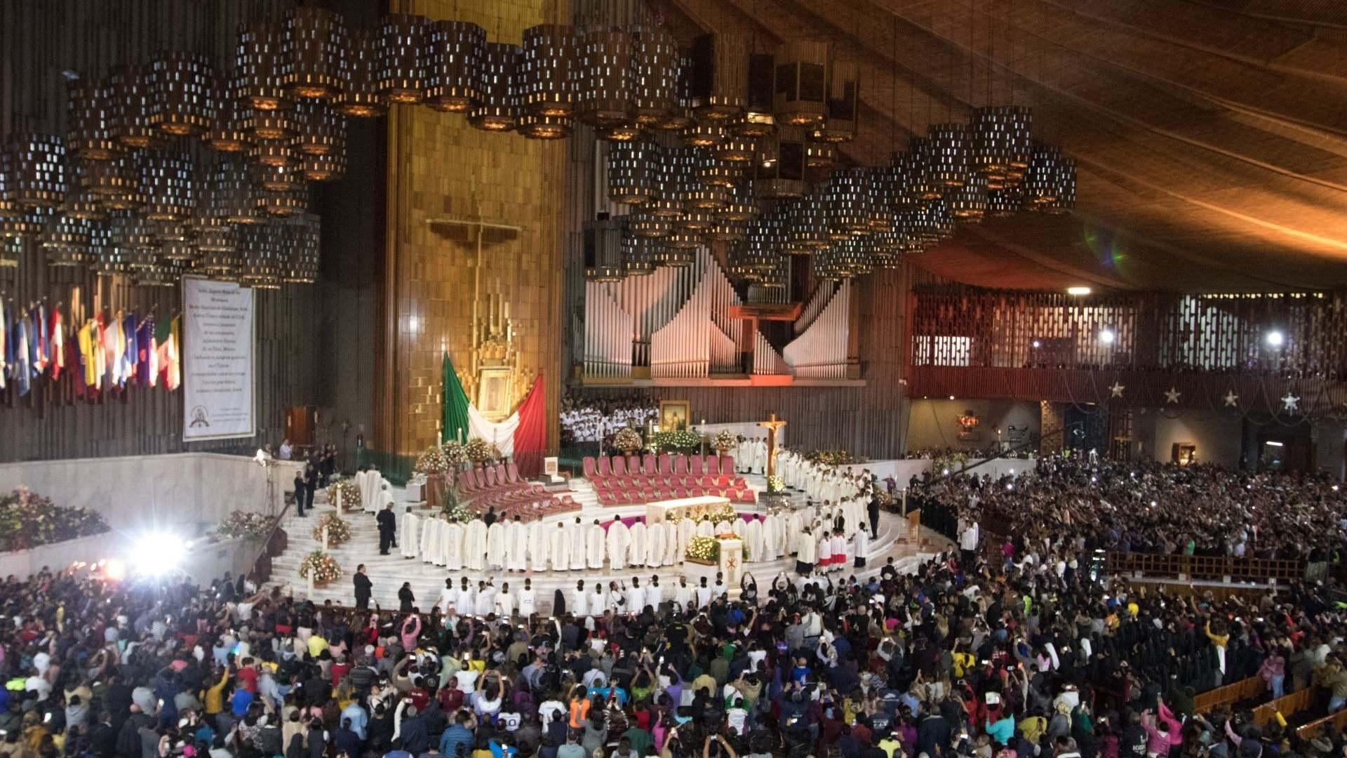 Miles de Fieles Cantan ‘Las Mañanitas’ a la Virgen de Guadalupe en la Basílica