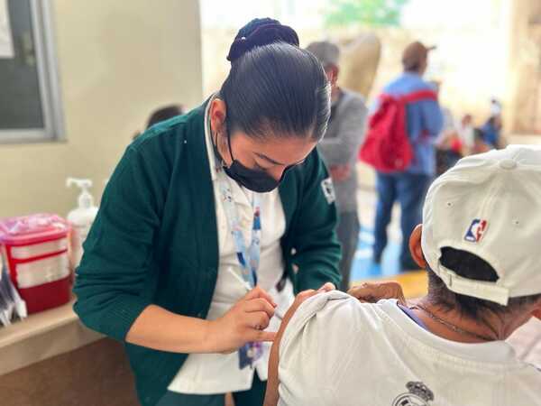 IMSS Yucatán garantiza vacunas contra influenza y Covid