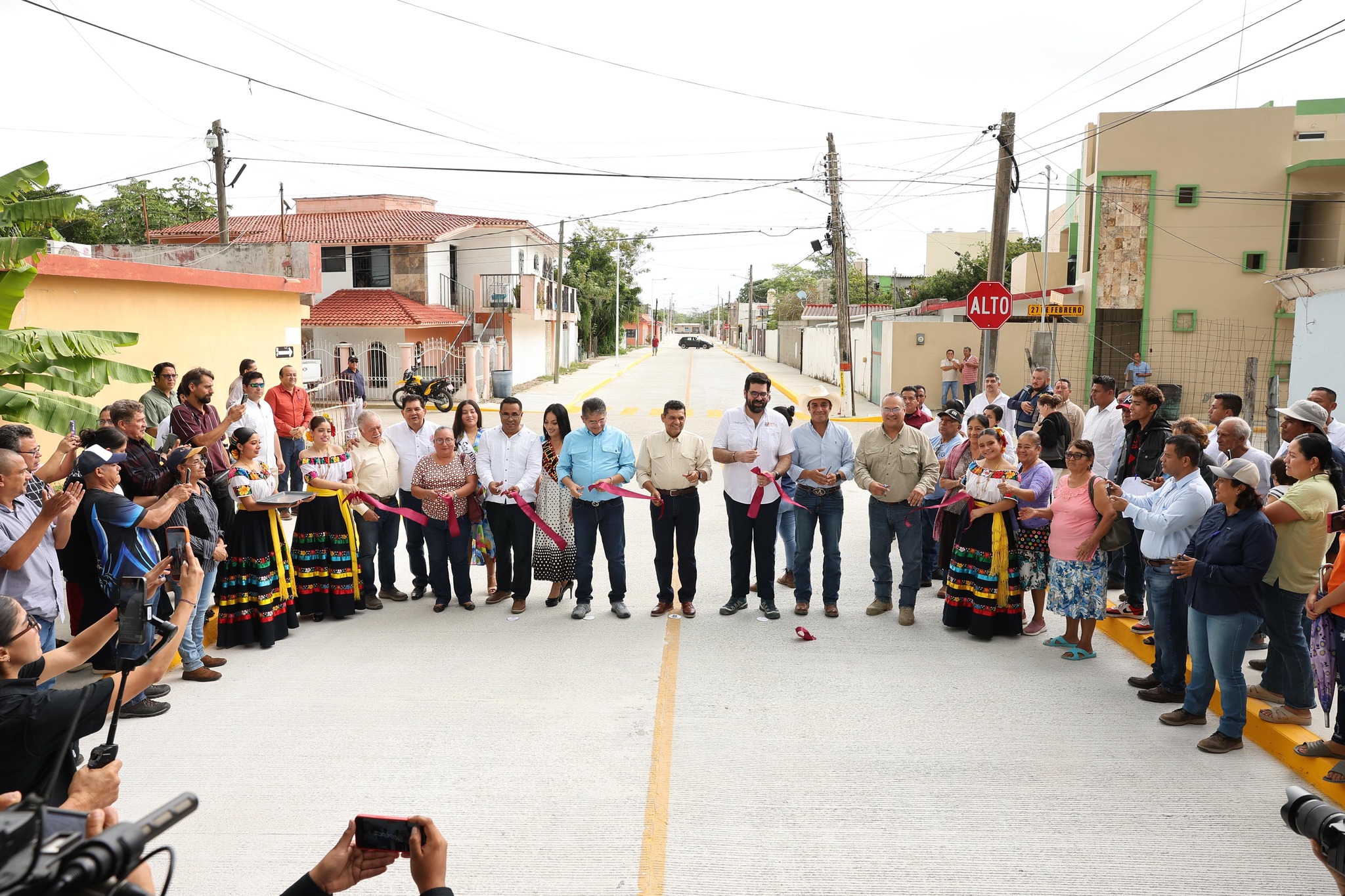 Entrega Javier May obra de pavimentación y alumbrado público en calle de Puerto Ceiba