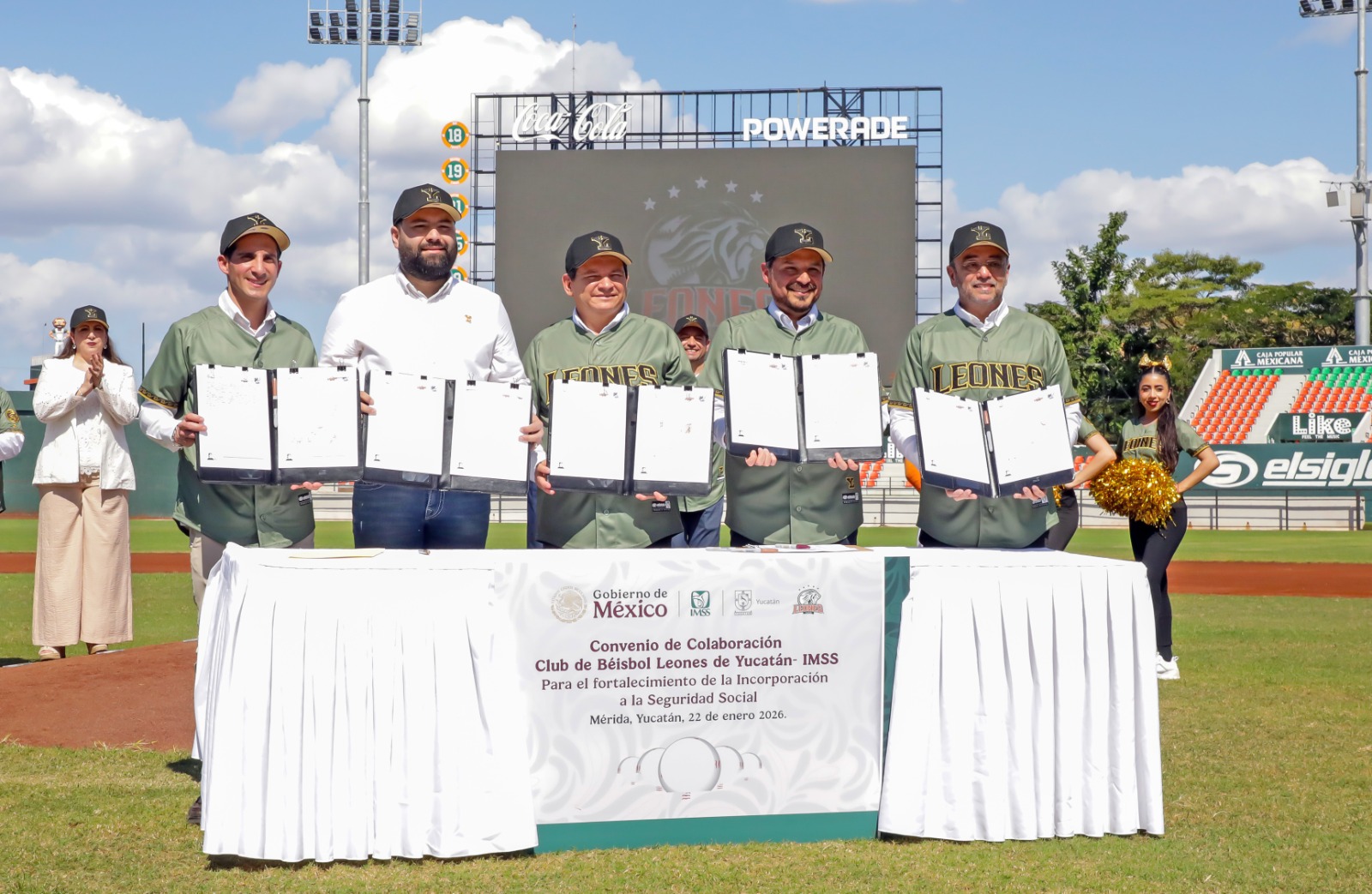 Leones afilia a sus empleados