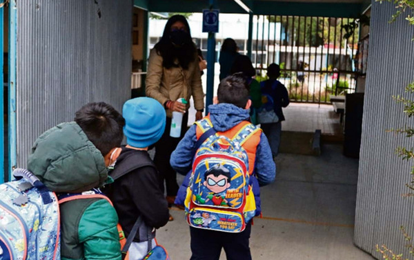 Ajustan horario de entrada en escuelas públicas por descenso de temperaturas