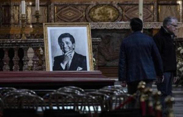 Lloran al “grandioso Valentino” en su último adiós en Roma