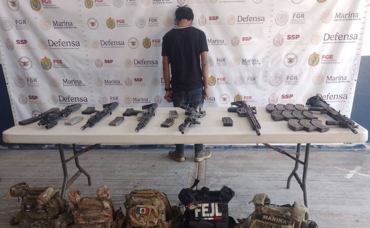 Arrestan a menor de edad en Veracruz; aseguran armas y equipo táctico