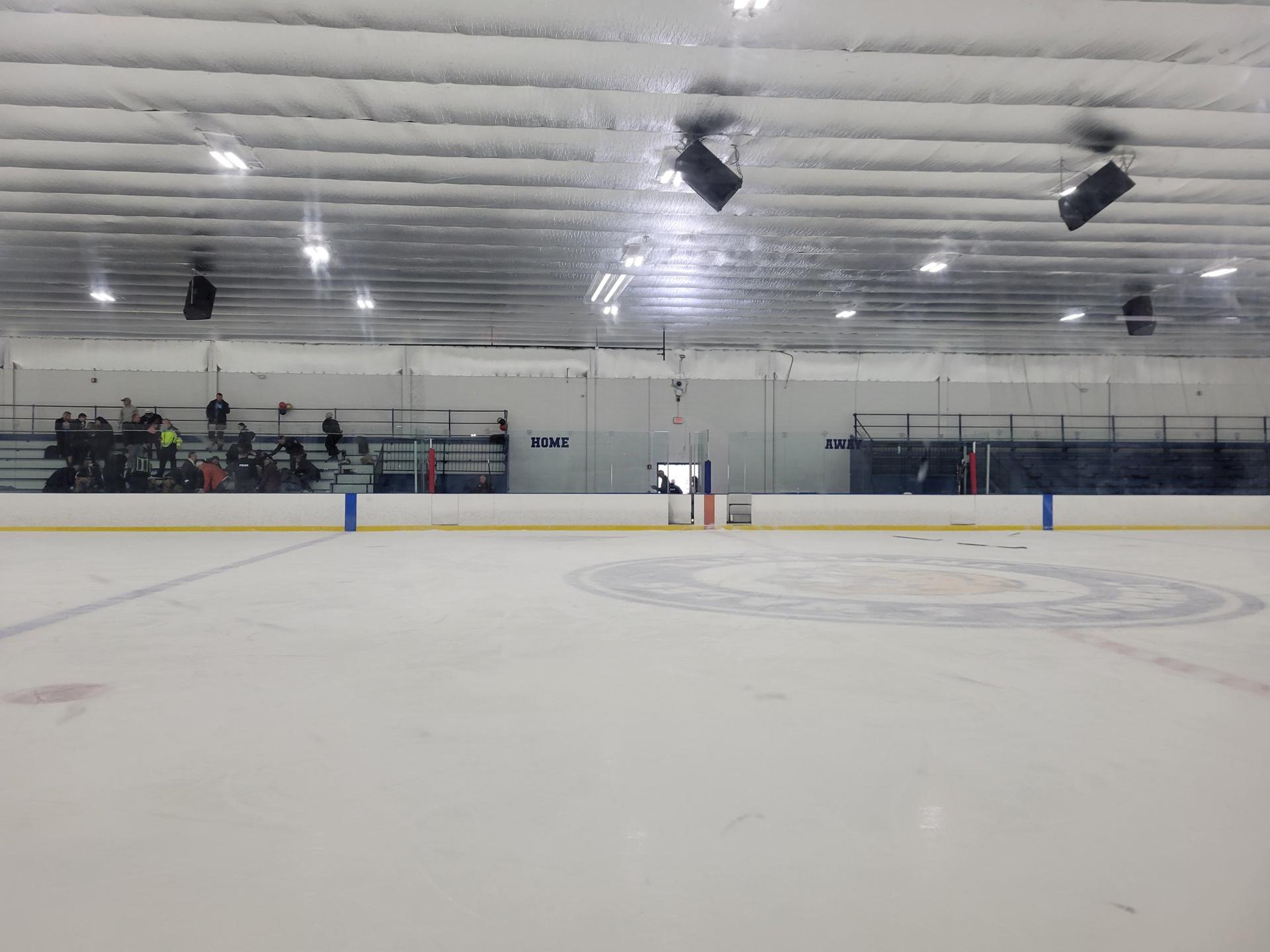 Tres muertos, entre ellos el agresor, en tiroteo durante un partido de hockey en Rhode Island