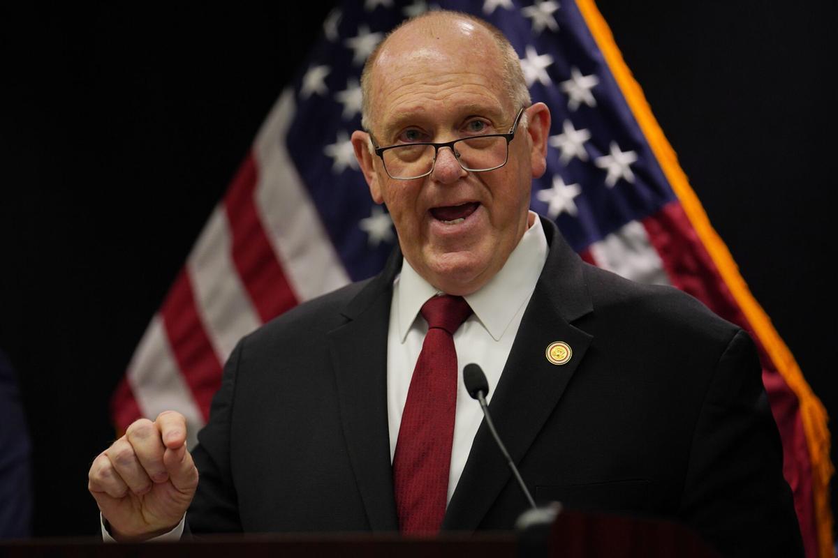 Tom Homan, “zar de la frontera” de Trump, retira 700 agentes de Minneapolis