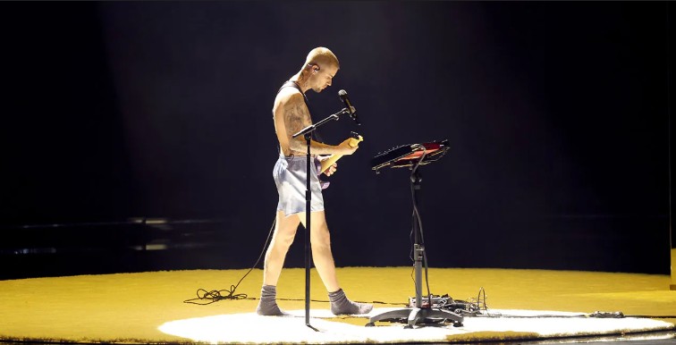 ¡EN CALZONCILLOS! Justin Bieber deslumbra con su actuación de Yukon en los Grammy