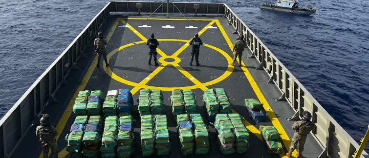 Semar en coordinación con la Guardia Costera de EU aseguran 188 bultos con toneladas de cocaína