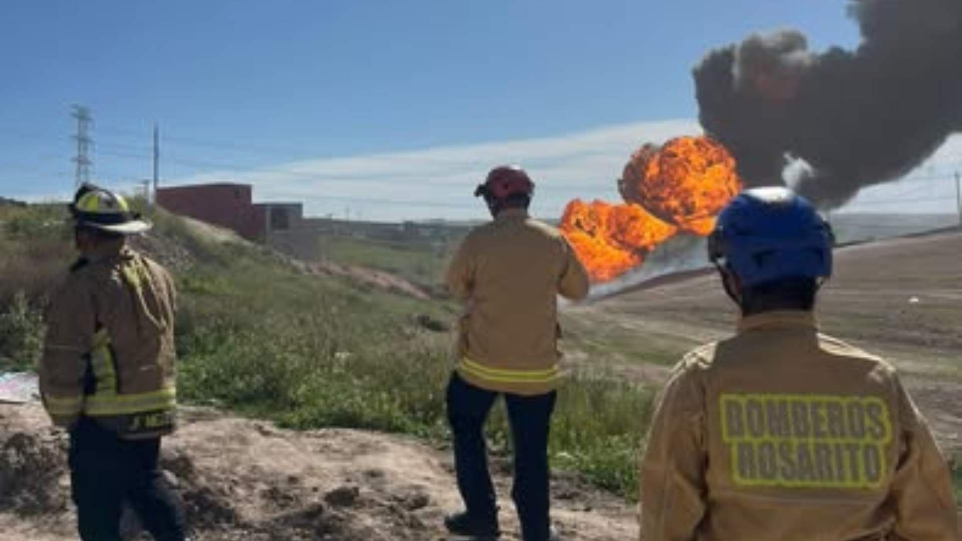 Explosión en ducto de Pemex provoca incendio y desalojos en Playas de Rosarito