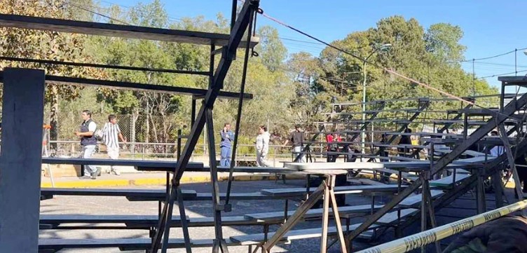 Colapsa tarima en foto de graduación en la Universidad de Veracruz