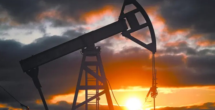 Petróleo supera los 100 dólares y toca su nivel más alto desde 2022 por guerra con Irán