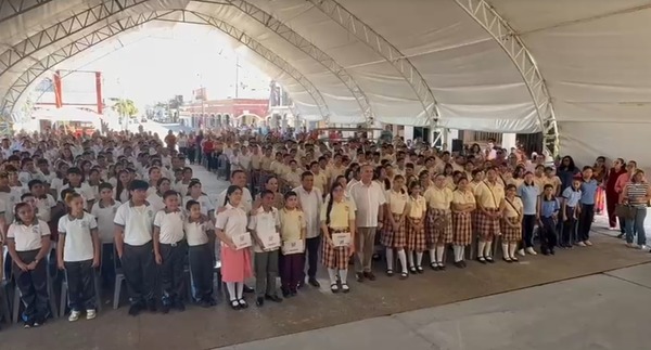 Entrega Javier May 699 tabletas a estudiantes de Jalapa