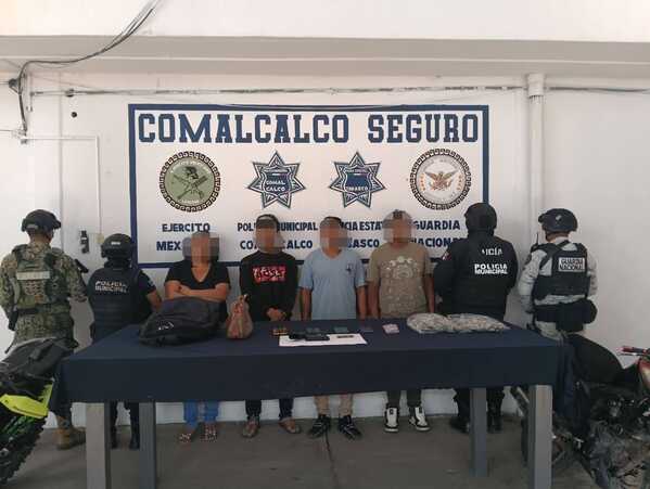 Tres hombres y una mujer detenidos en Comalcalco con drogas y arma