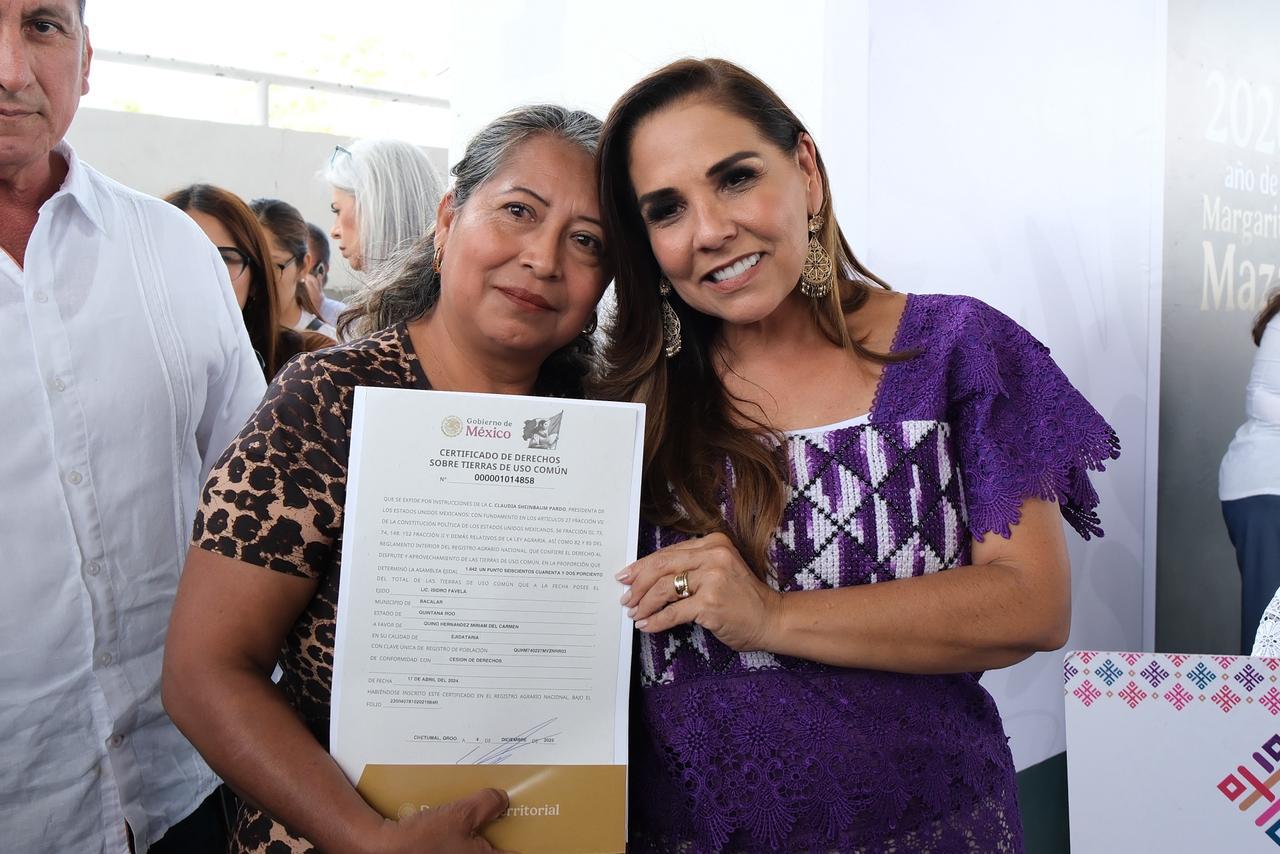 Entrega Mara Lezama títulos y certificados agrarios a 67 mujeres en Bacalar con la Caravana de la Propiedad Social