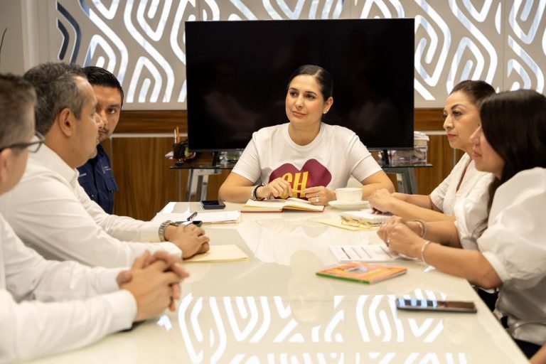 Estefanía Mercado llama a denunciar robo de tapas de registro y anuncia mejoras en infraestructura eléctrica en Playa del Carmen