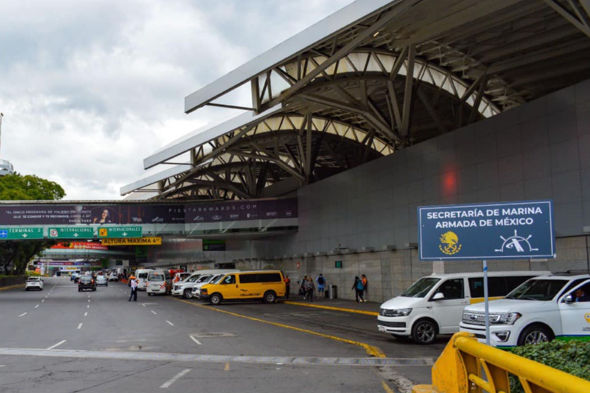 Inician operativos en AICM contra taxis por aplicación