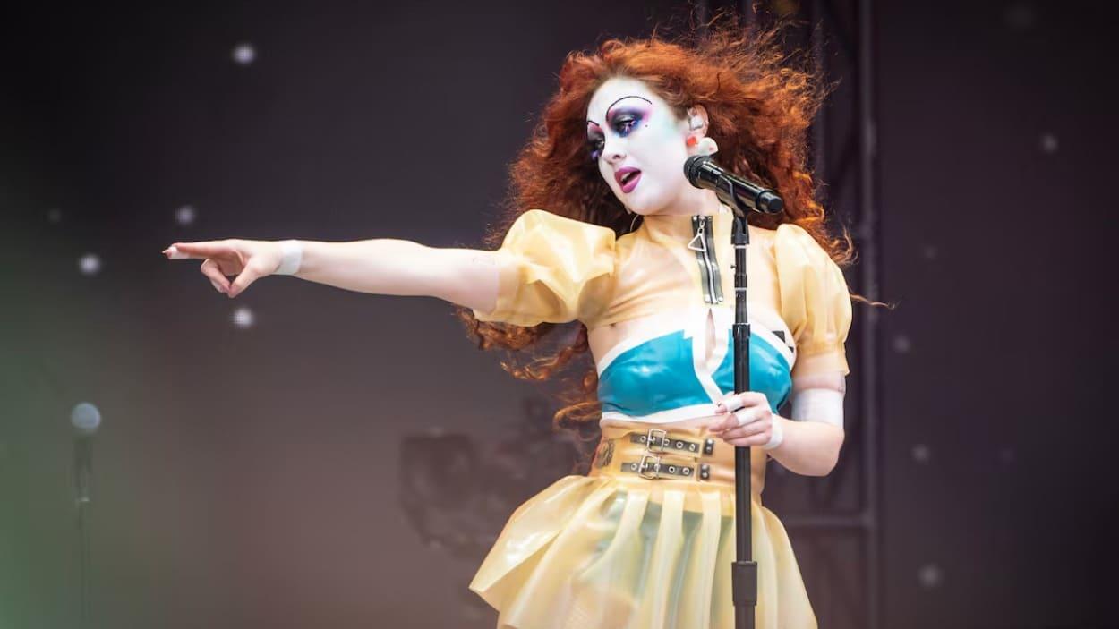 Chappell Roan se defiende, tras polémica con hija de futbolista