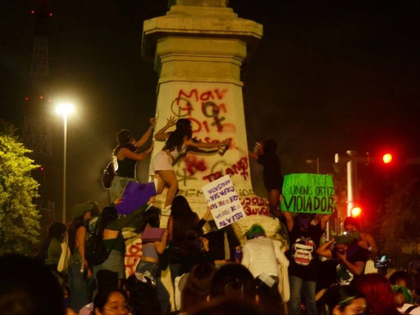 Más de seis mil mujeres marchan en Yucatán por el 8M y toman el Monumento a la Patria