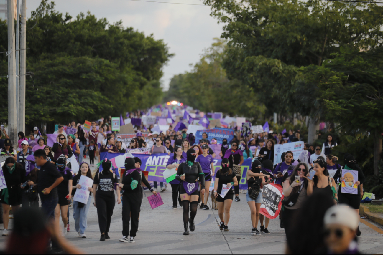 Saldo blanco en marcha del 8M en Cancún; alrededor de 1200 mujeres asistieron