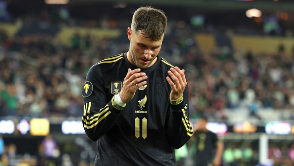 Santiago Giménez, baja de México para duelos ante Portugal y Bélgica