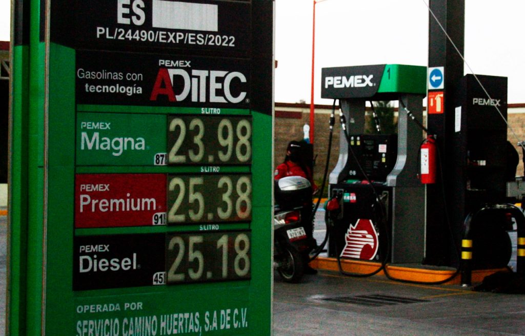 Acuerdan gasolineros y Sheinbaum bajar litro de diésel a 27 pesos