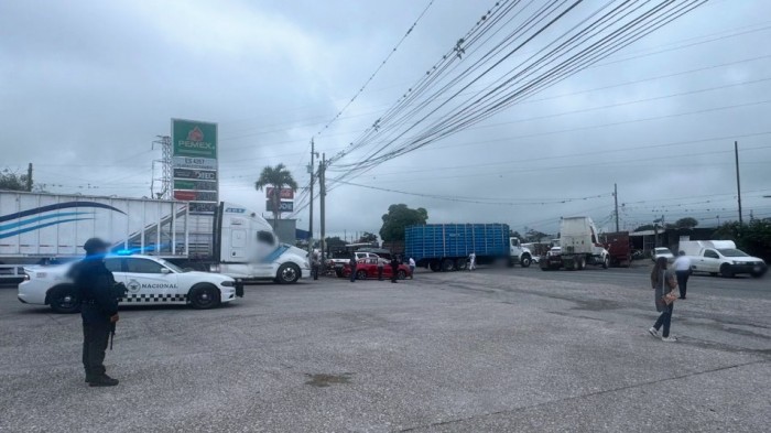 Bloquean transportistas la autopista en Veracruz; se unen al paro nacional por inseguridad