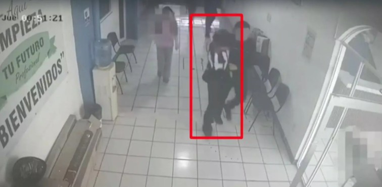 Alumnos fueron los que detuvieron a Osmar ‘N’ tras asesinar a 2 maestras en prepa de Michoacán: FGE