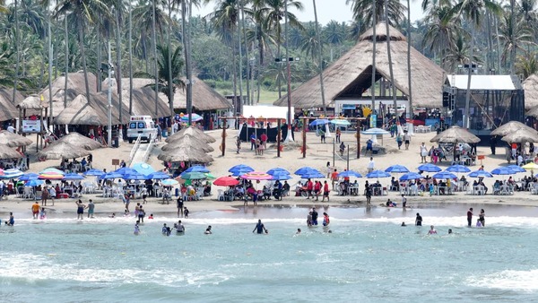 Disfrutan vacacionistas de playas limpias y seguras en la costa de Paraíso