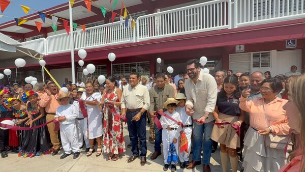 Javier May entrega 14 aulas en primaria en Jalpa de Méndez