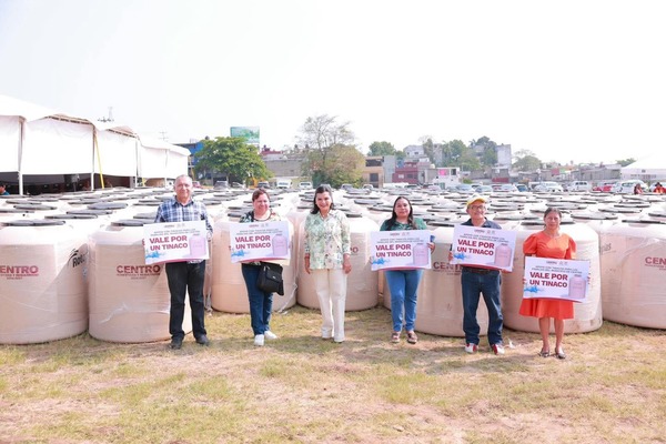 Entregan 300 tinacos a familias vulnerables en el municipio de Centro