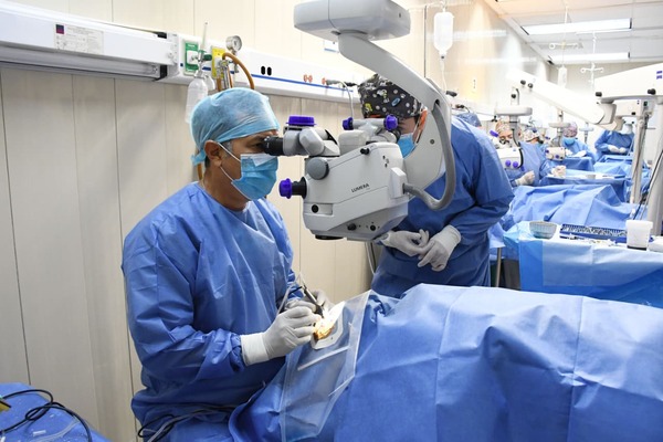 Realizan cirugías gratuitas de cataratas en Peto y devuelven la vista a 110 personas