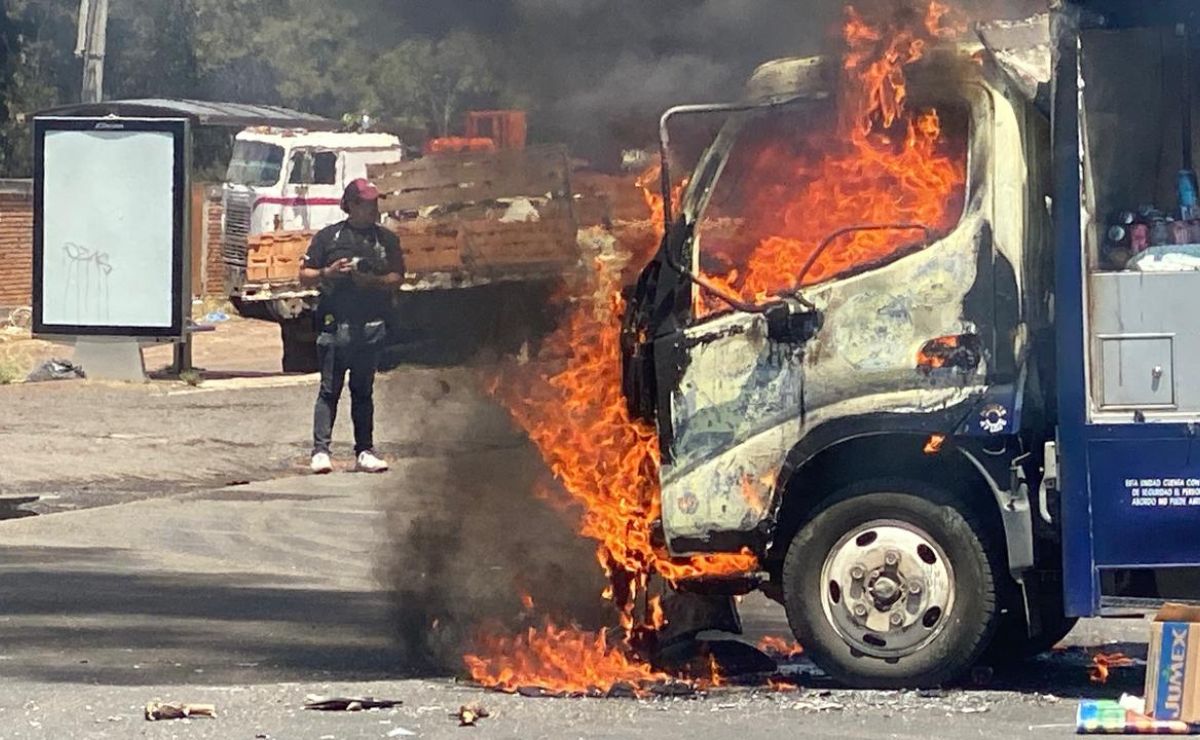 Comuneros de Arantepacua queman vehículos y causan destrozos en Morelia