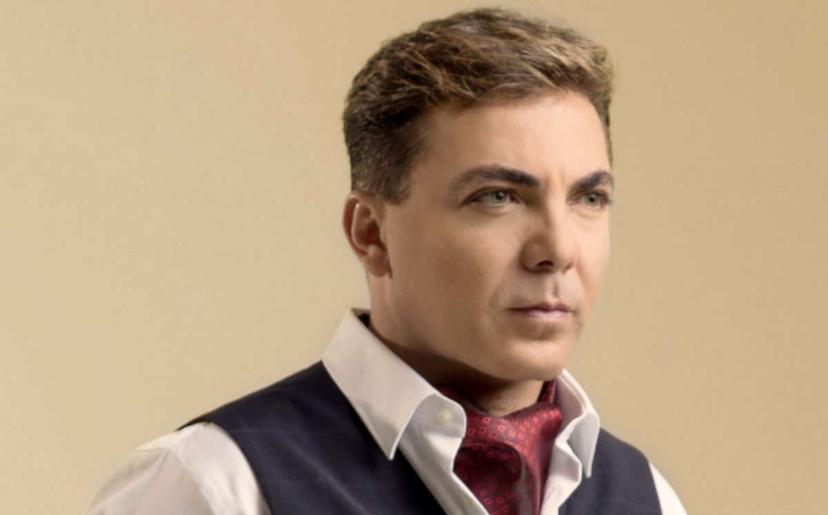 Cristian Castro termina la preparatoria a los 51 años y anuncia que irá por la universidad