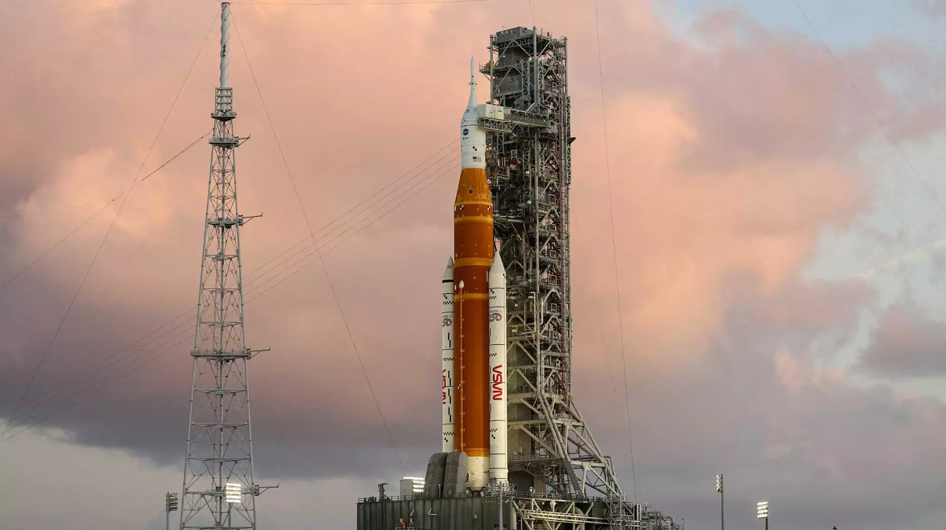 La misión Artemis II de la NASA despega rumbo a la órbita de la Luna en un histórico lanzamiento