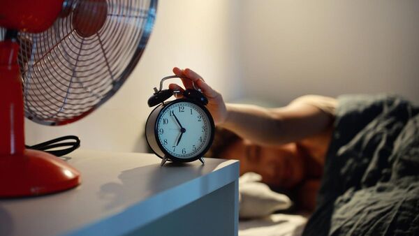 Esto ocurre en tu cuerpo cuando duermes con el ventilador prendido