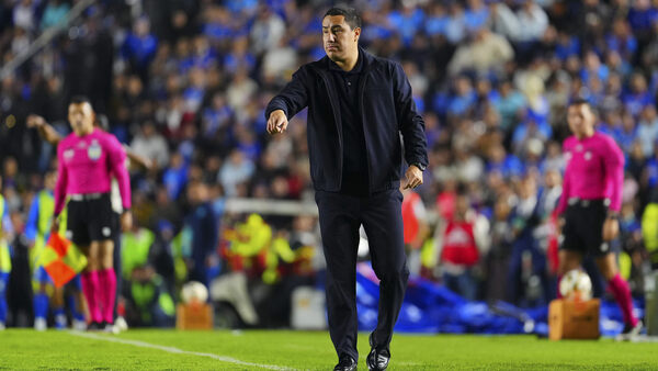 Cruz Azul denuncia a Efraín Juárez ante la FMF por críticas al arbitraje